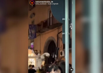 Abbatte un cartello stradale per far passare la processione a Giugliano