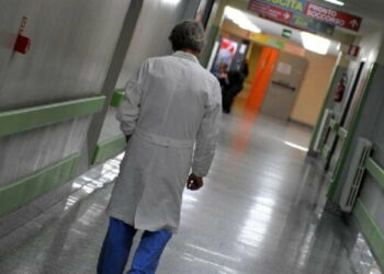 “Dammi soldi, ti faccio saltare la fila”, noto medico arrestato per truffa e non solo