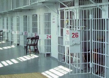 Carcere sotto fuoco e fiamme a causa di una folle protesta: delirio totale a Salerno