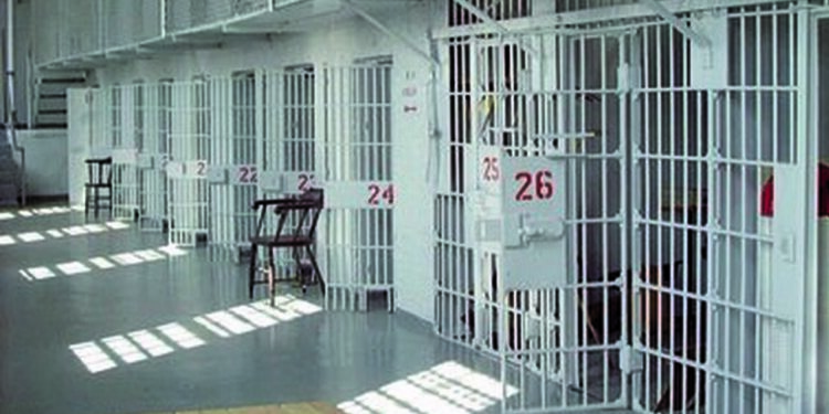 Carcere sotto fuoco e fiamme a causa di una folle protesta: delirio totale a Salerno