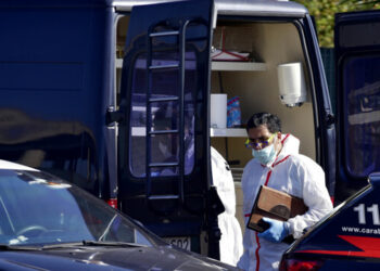 Mamma strangola il proprio figlio, poi il padre chiede soccorso: l’accaduto