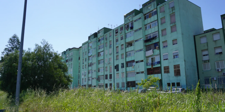 Sorpreso a confezionare droga nel Parco Verde di Caivano: arrestato