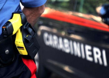 Carabinieri costretti ad usare il Taser per bloccare un uomo che correva nudo in strada: l’accaduto