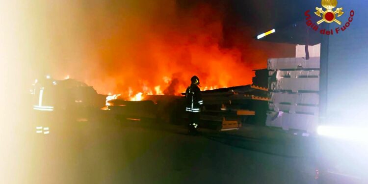 Vasto incendio a Torre Le Nocelle (Av)