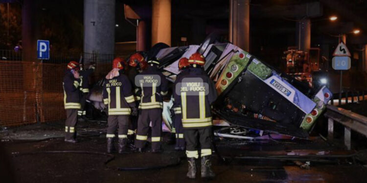 Giù’ dal viadotto: bus a metano precipita a Mestre