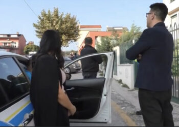 Consegnano il banchetto al bimbo disabile ma la scuola chiude i cancelli