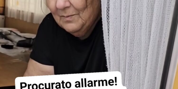 Chiama i Carabinieri di Ercolano denunciando i presunti maltrattamenti di Pino su Vanda