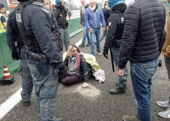 Cambiamento climatico, attivisti bloccano l’autostrada Torino-Milano