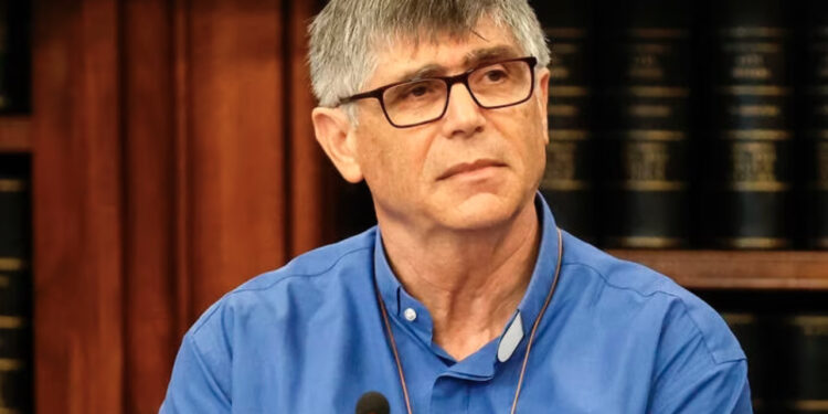 Tensione a Caivano, donne in strada per don Patriciello