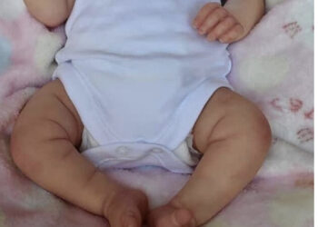 Partorisce da sola in bagno e abbandona  il neonato