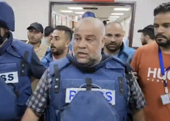 Giornalista di Al Jazeera scopre in diretta che moglie e figli sono morti