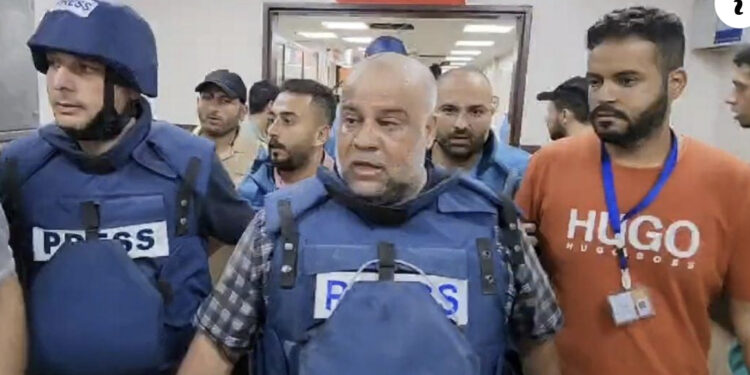 Giornalista di Al Jazeera scopre in diretta che moglie e figli sono morti