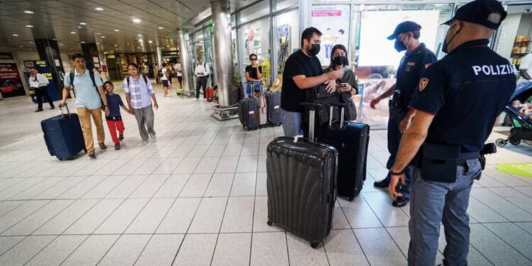 Napoli controlli alla stazione, un arresto e 400 identificati