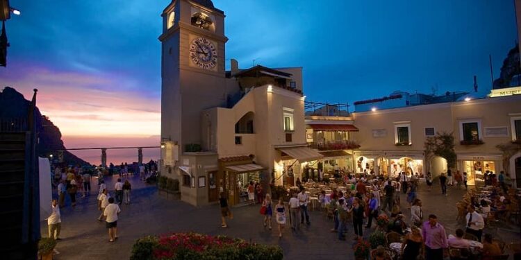 Troppi B&b e case vacanza a Capri: “la parrocchia affitti i suoi immobili ai cittadini, non ai turisti”