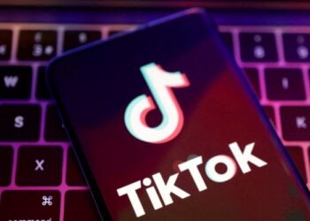 Vendita di abbigliamento e accessori su TikTok, si abbassano le serrande del negozio e prosegue il lavoro (a nero) online