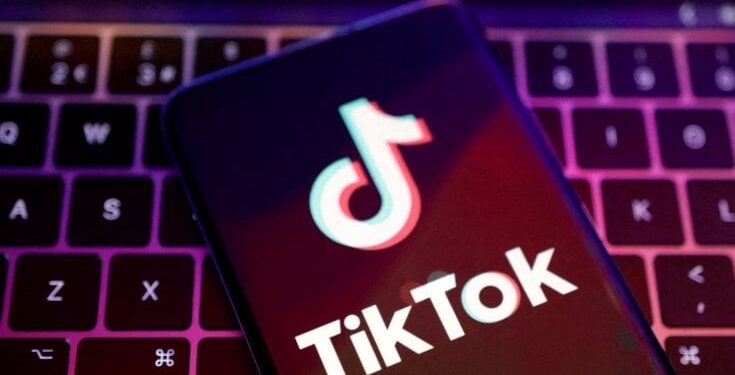 Vendita di abbigliamento e accessori su TikTok, si abbassano le serrande del negozio e prosegue il lavoro (a nero) online