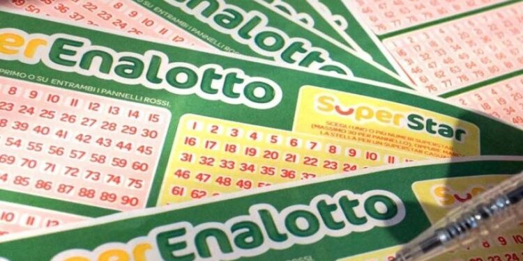 Clochard gioca sempre gli stessi numeri e vince: 37mila euro e la sensazione di essere ricco