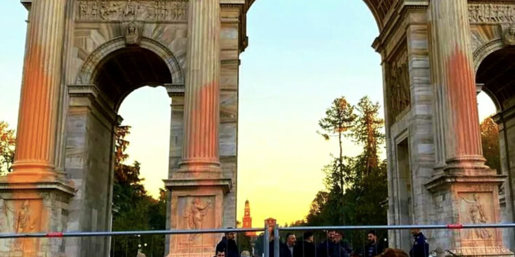 Vandalizzato Arco della Pace a Milano dagli ambientalisti di “Ultima Generazione”