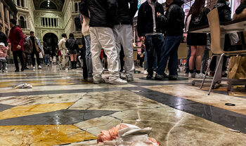 Pugnalato in Galleria Umberto I a Napoli perché parlava con due amiche