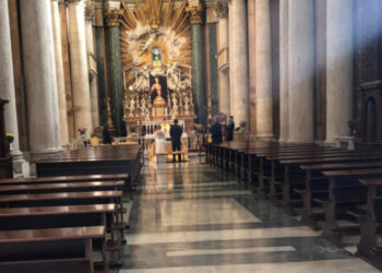 Lui, lei e il prete, matrimonio con zero invitati a Roma