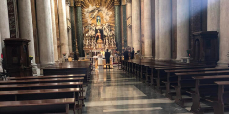 Lui, lei e il prete, matrimonio con zero invitati a Roma