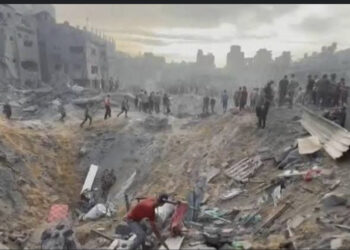 Israele bombarda campo profughi, decine di morti: