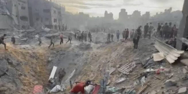 Israele bombarda campo profughi, decine di morti: