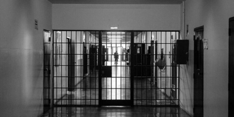 NAPOLI: POLIZIOTTI PENITENZIARI CONTRIBUSCONO AD ARRESTO FUORI DA POGGIOREALE