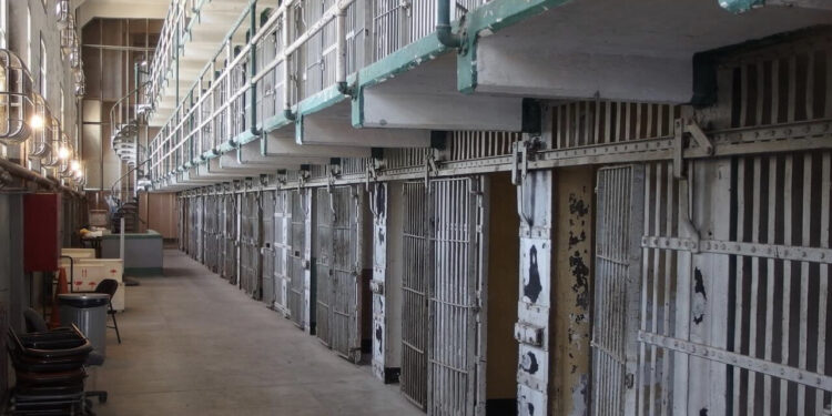 NAPOLI, PERQUISIZIONE STRAORDINARIA IN CARCERE A POGGIOREALE: TROVATA DROGA