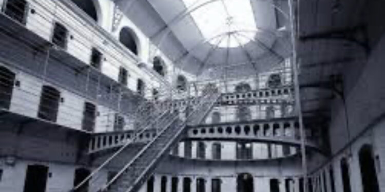 NAPOLI, PERQUISIZIONE STRAORDINARIA IN CARCERE A POGGIOREALE: TROVATA DROGA