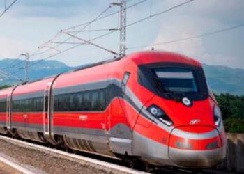 Si passa la piastra ai capelli a bordo del treno e blocca le linee ferroviarie