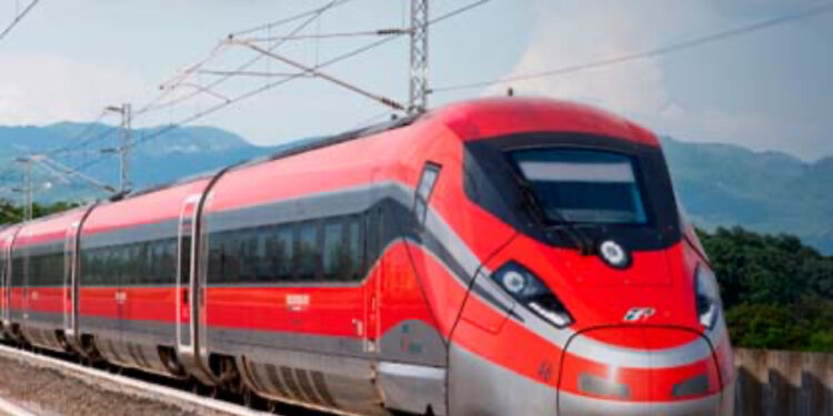 Si passa la piastra ai capelli a bordo del treno e blocca le linee ferroviarie