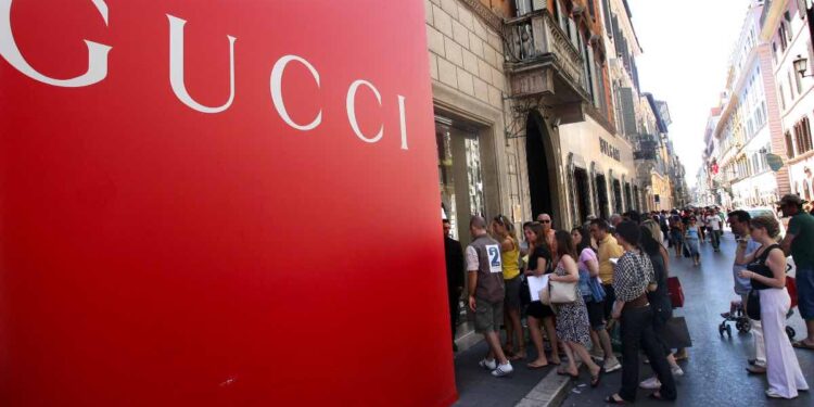 Gucci chiude a Roma, “licenziamento mascherato”