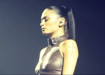 Elodie dedica un minuto di silenzio a Giulia insieme a tutto il Palapartenope