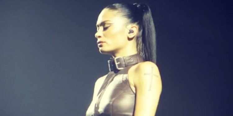 Elodie dedica un minuto di silenzio a Giulia insieme a tutto il Palapartenope