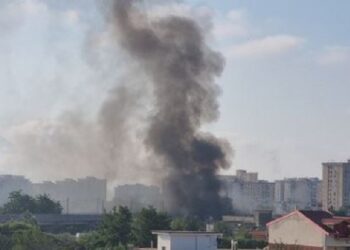 Ancora un rogo al campo nomadi di Scampia, disagi per gli automobilisti e i residenti