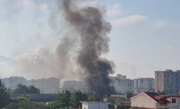 Ancora un rogo al campo nomadi di Scampia, disagi per gli automobilisti e i residenti