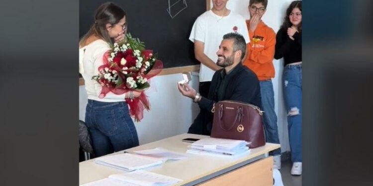 Proposta di matrimonio in classe: le lacrime di emozione della prof e dei suoi alunni (complici)