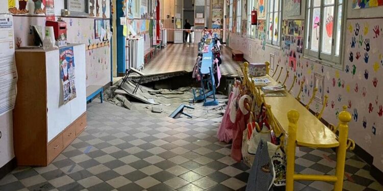 Voragine nel pavimento di un asilo a Genova