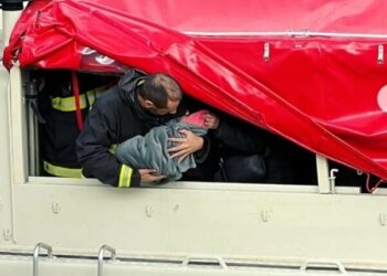 Alluvione Toscana, neonata salvata dai Vigili del Fuoco