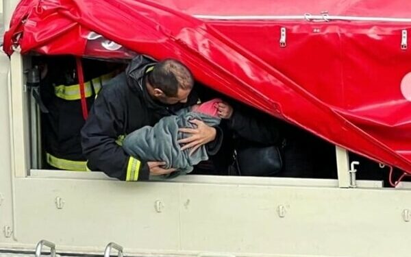 Alluvione Toscana, neonata salvata dai Vigili del Fuoco