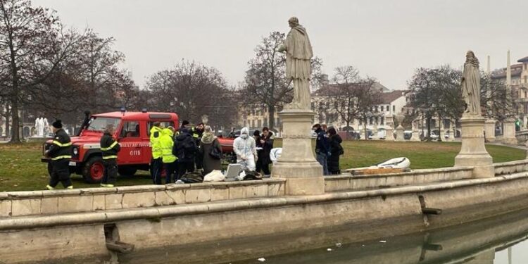 Passeggiano sulle rive del fiume e scorgono un cadavere galleggiante: scena raccapricciante a Padova