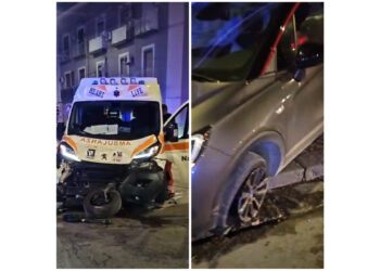 A tutta velocità in centro si scontra con ambulanza