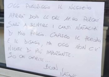 Lecce, chiude il negozio e lascia un cartello: “Sono alla recita di mio figlio, non c’è niente di più importante”