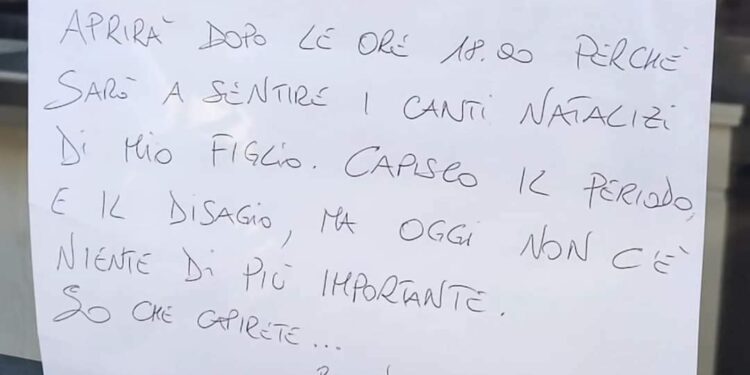 Lecce, chiude il negozio e lascia un cartello: “Sono alla recita di mio figlio, non c’è niente di più importante”
