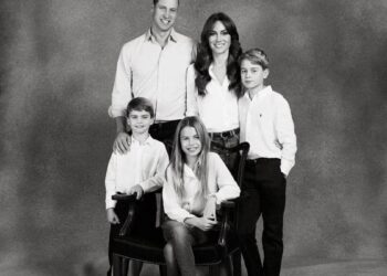 Bellissimi in bianco e nero William e Kate con i loro figli per la cartolina natalizia