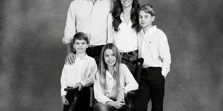 Bellissimi in bianco e nero William e Kate con i loro figli per la cartolina natalizia