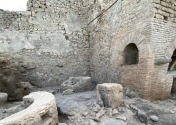 Gli scavi di Pompei continuano a sorprendere: venuto fuori il panificio-prigione