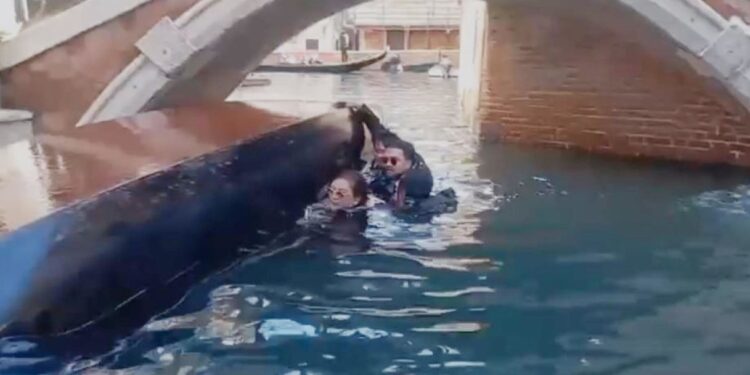 Selfie in gondola a Venezia e la fanno ribaltare, in acqua turisti e gondoliere