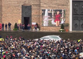 Oltre diecimila persone al funerale di Giulia, un’ondata di affetto e consapevolezza